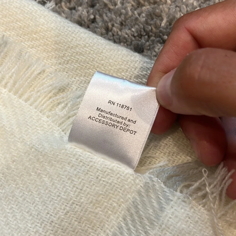 NWOT Plaid Knit Blanket Scarves